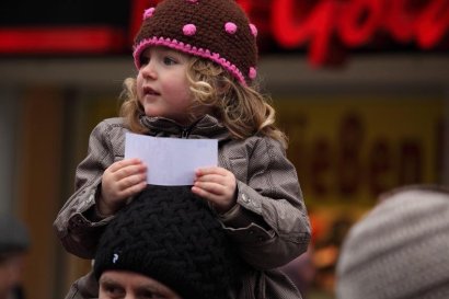 H&auml;lt mit begeisterun Ausschau nach dem Pumuckl