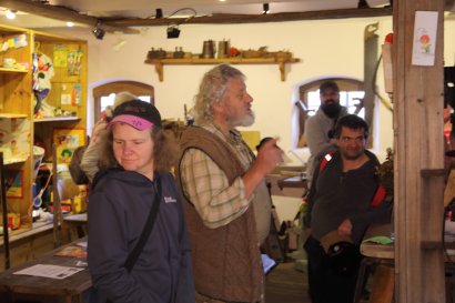 Armin Krattenmacher erkl&auml;rt die Entstehungsgeschichte des Museums