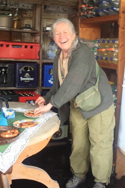 Claudia sorgt flei&szlig;ig f&uuml;r das Wohlergehen der G&auml;ste